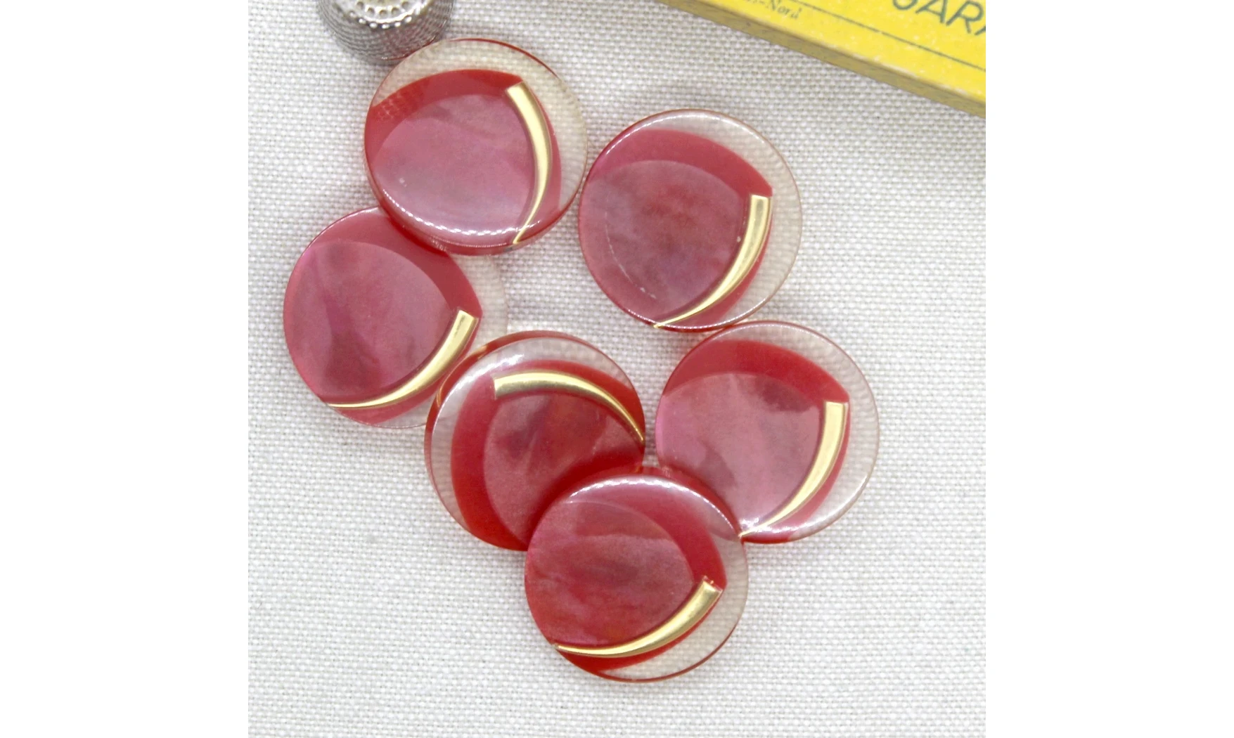 Vintage button Red