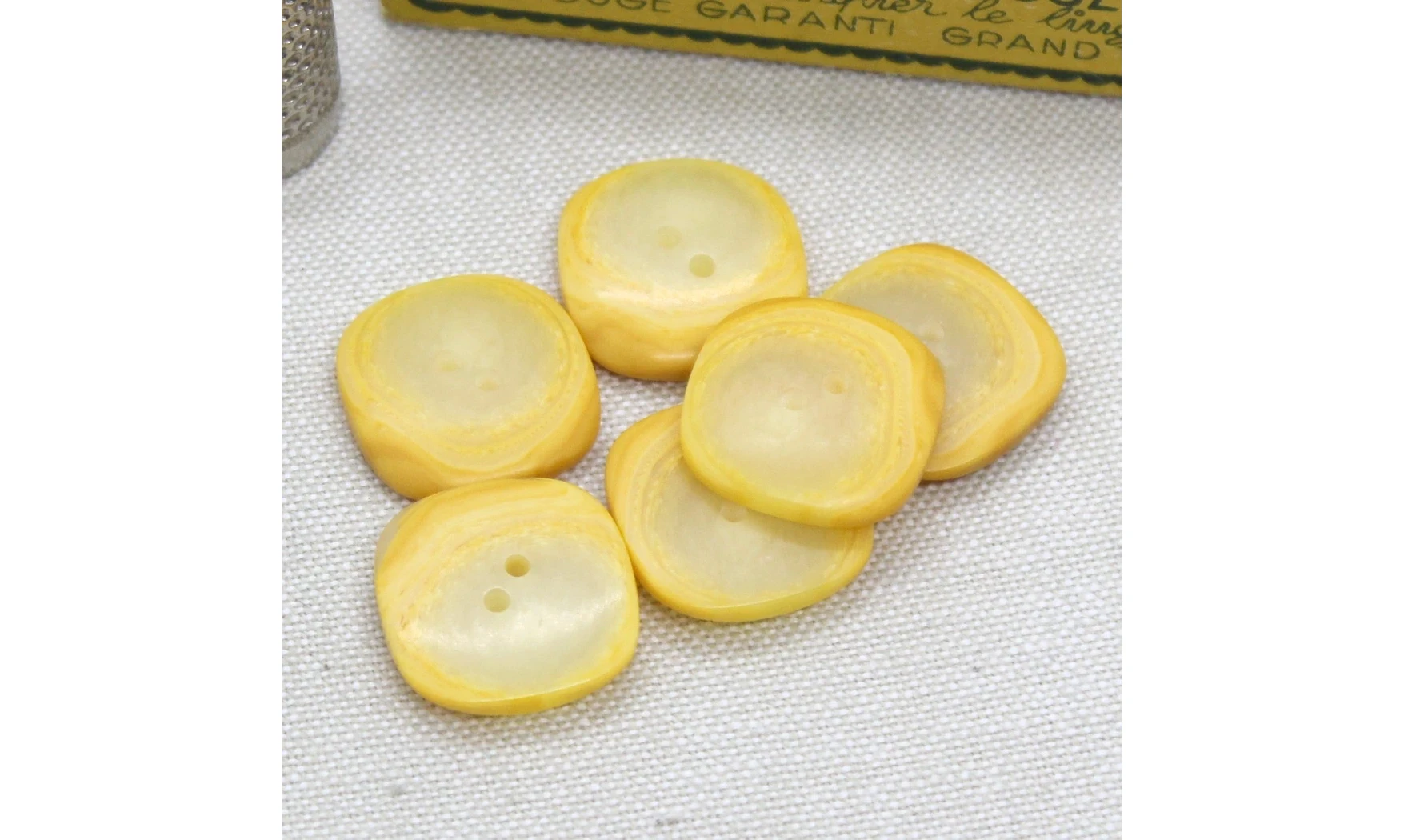 6 Boutons / 20MM / Carré Jaune