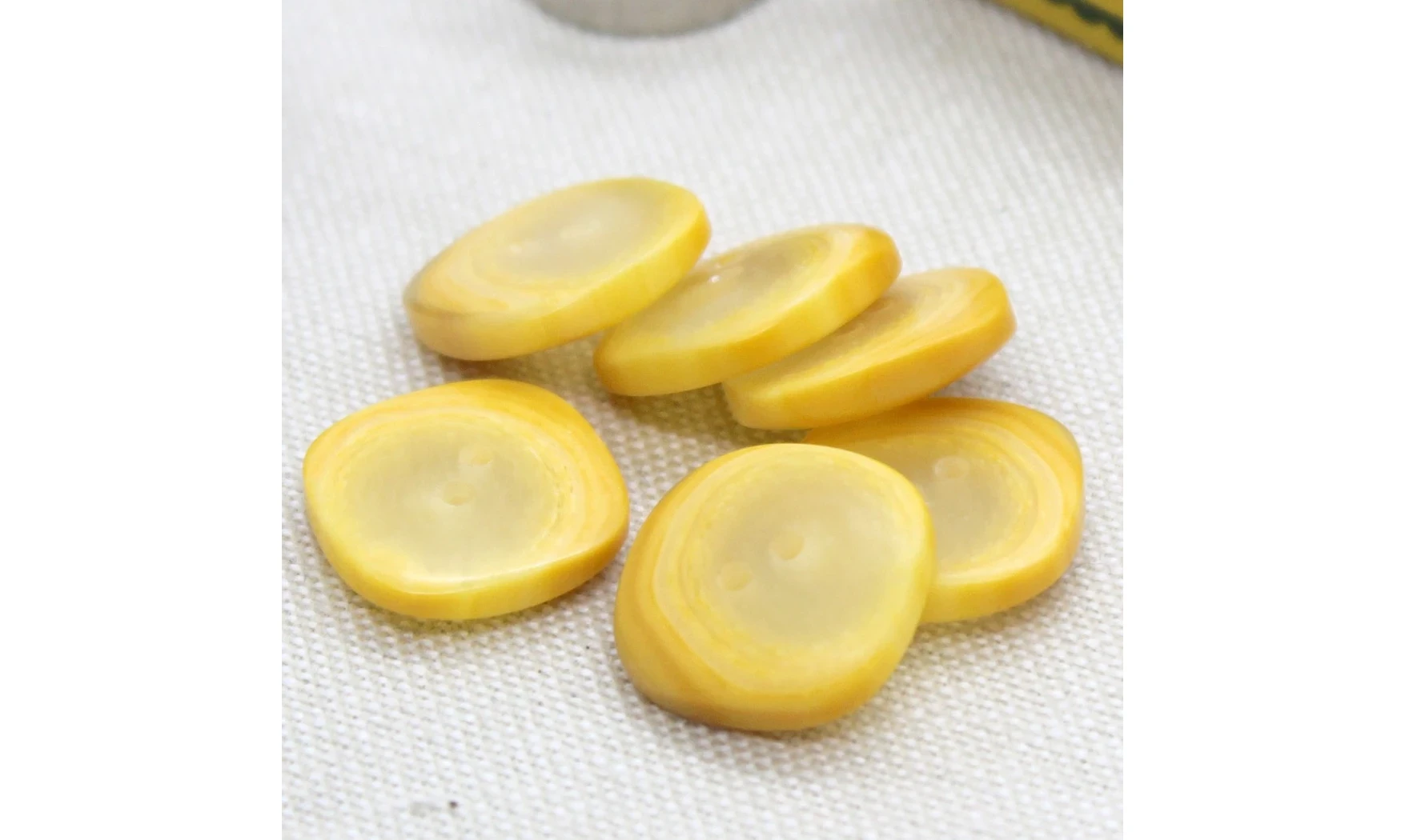 6 Boutons / 16MM / Carré Jaune