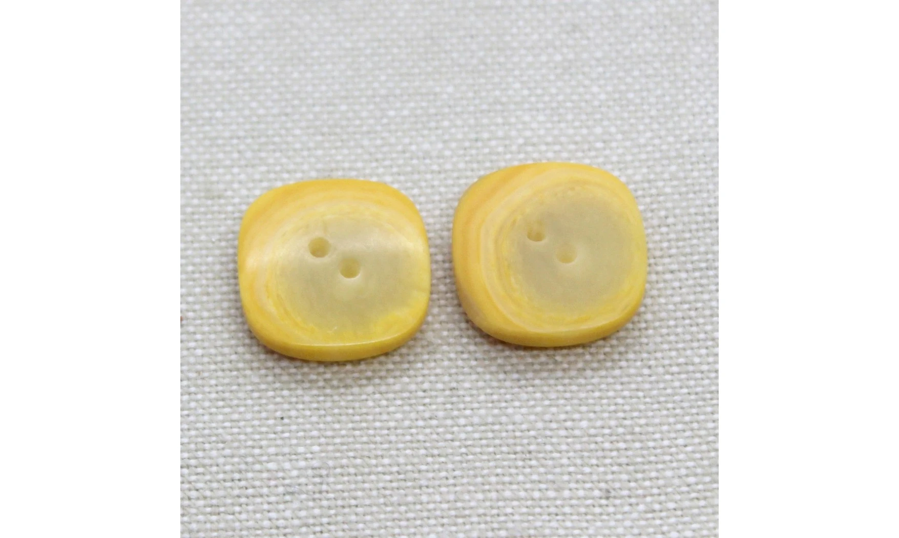 6 Boutons / 16MM / Carré Jaune