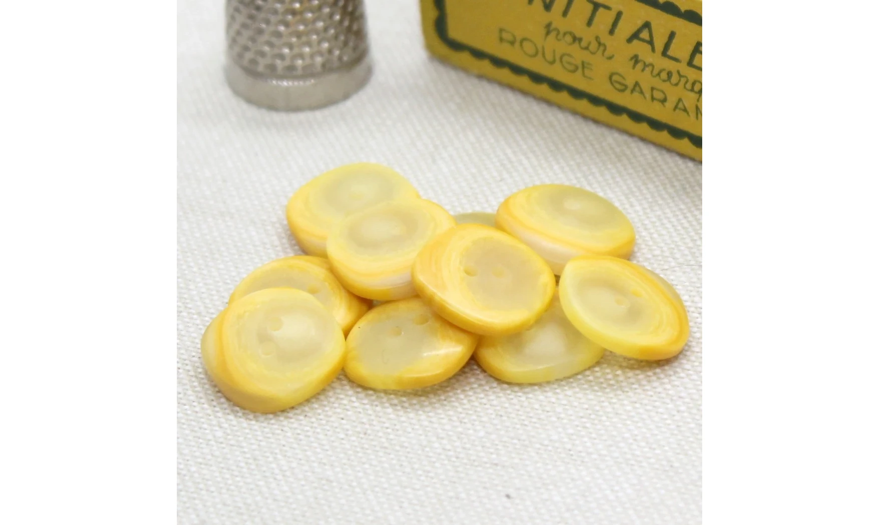 6 Boutons / 14MM / Carré Jaune