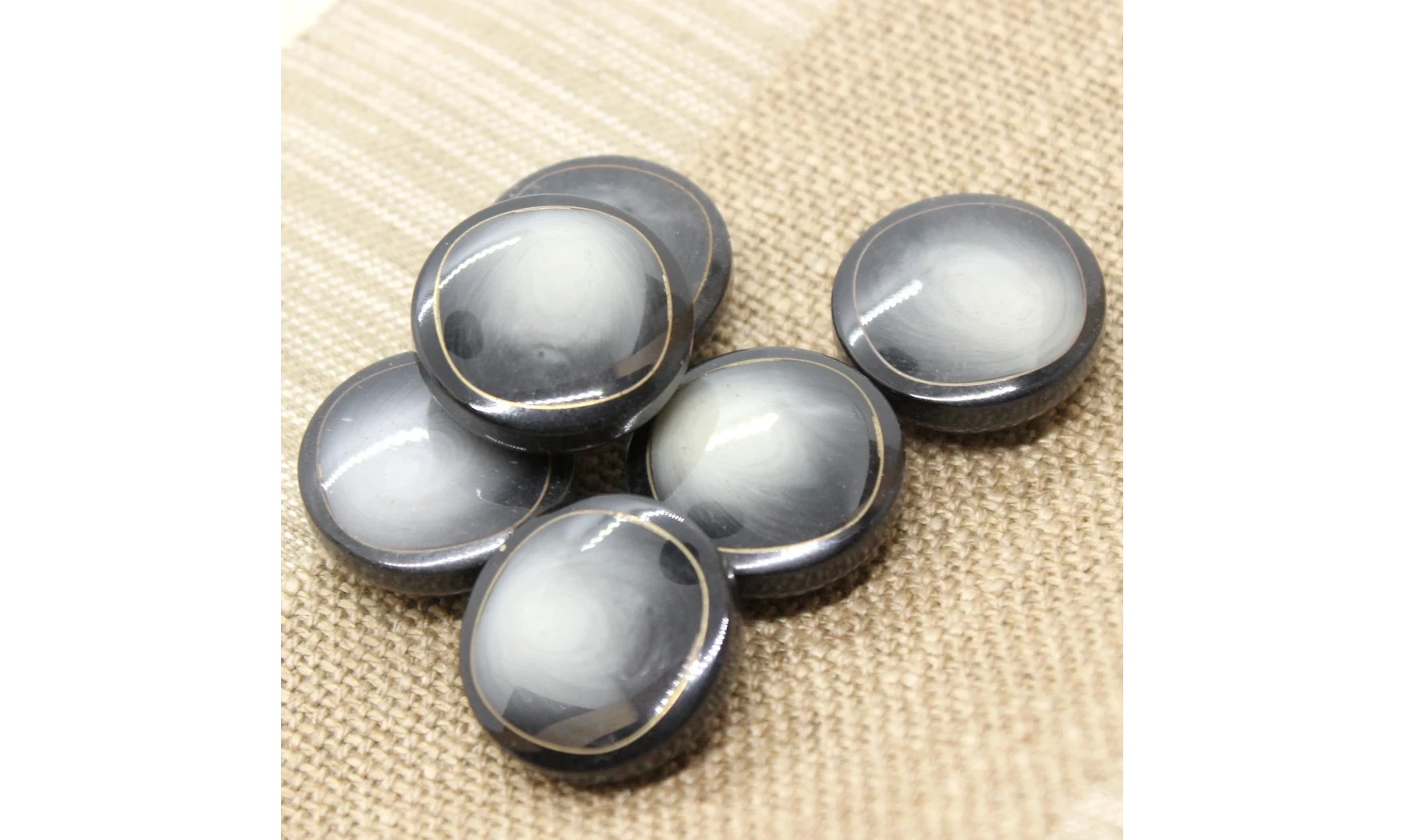 Vintage Button 132B-2