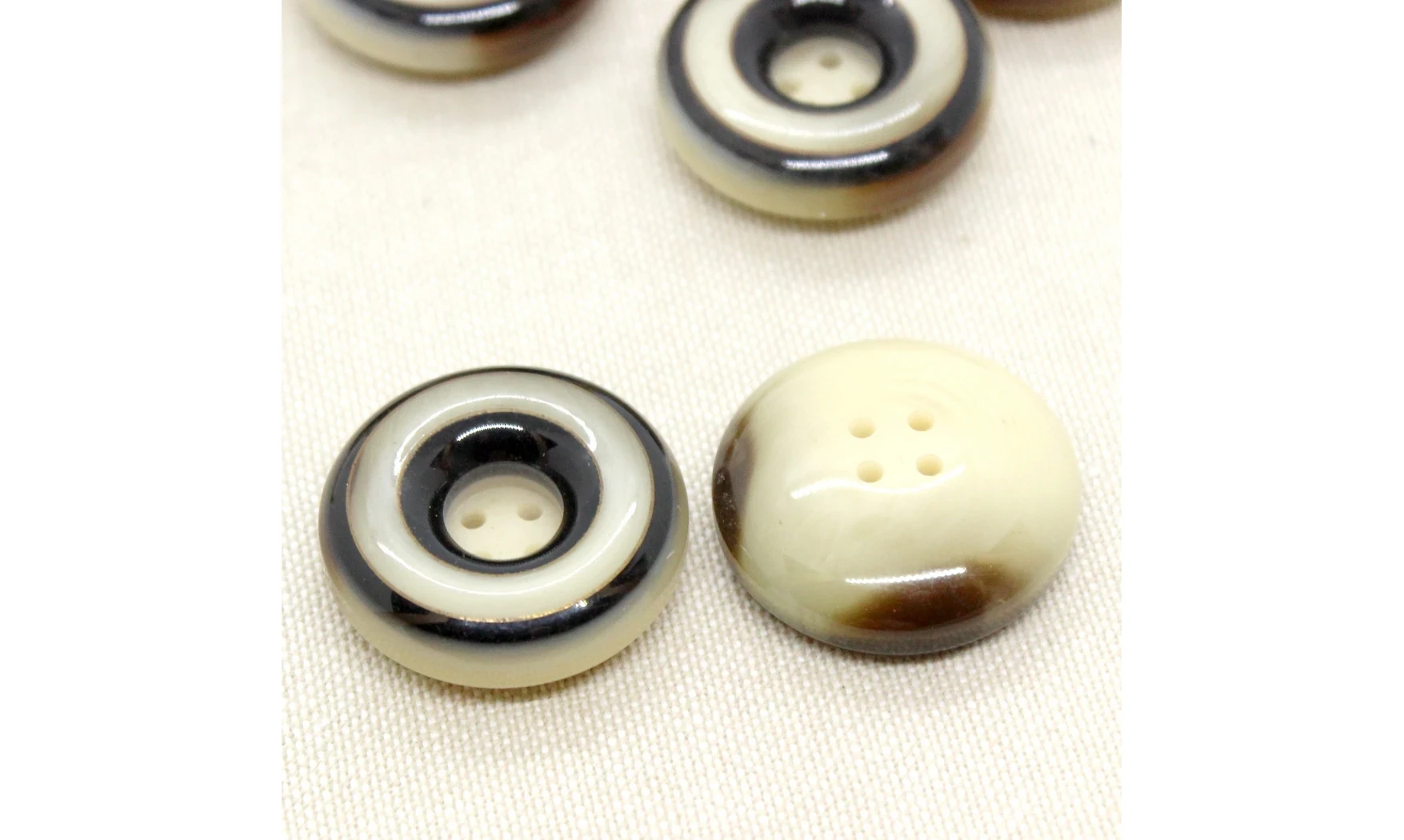Vintage Button 061B