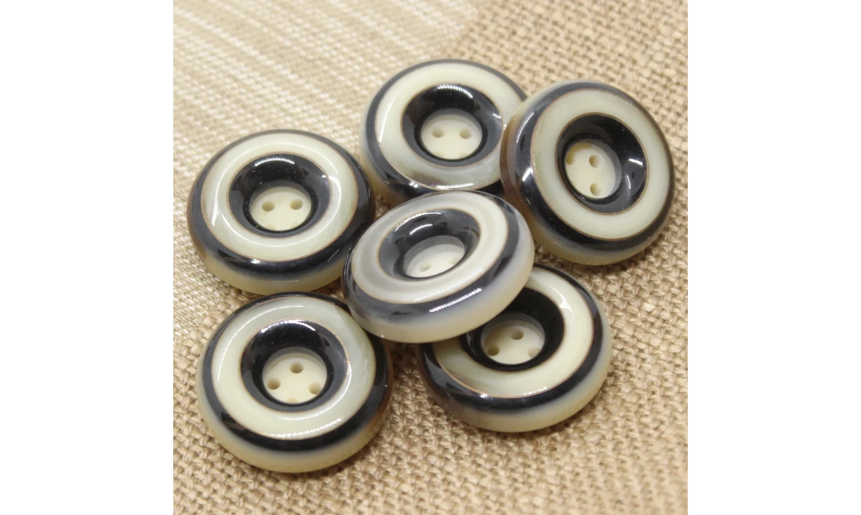 Vintage Button 061B