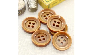 6 boutons / 26,5MM / Brun caramel