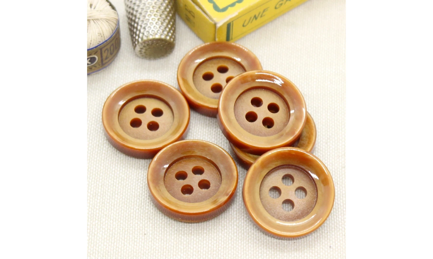 6 boutons / 26,5MM / Brun caramel
