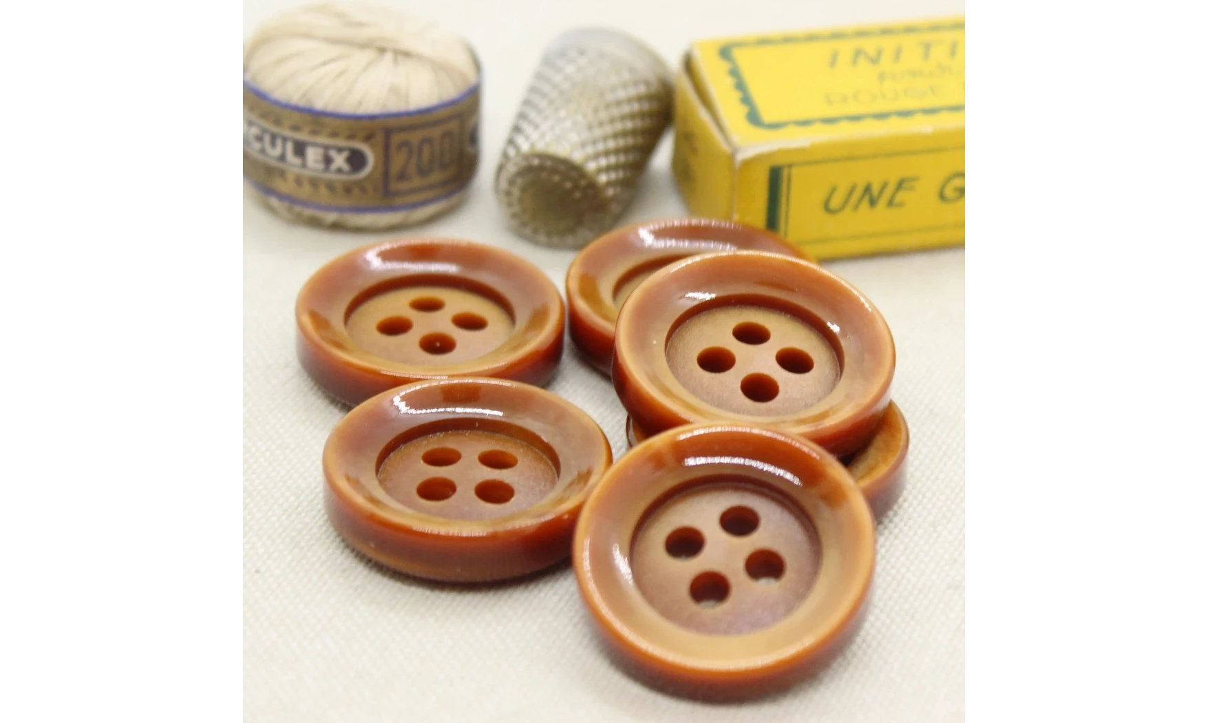 6 boutons / 26,5MM / Brun caramel