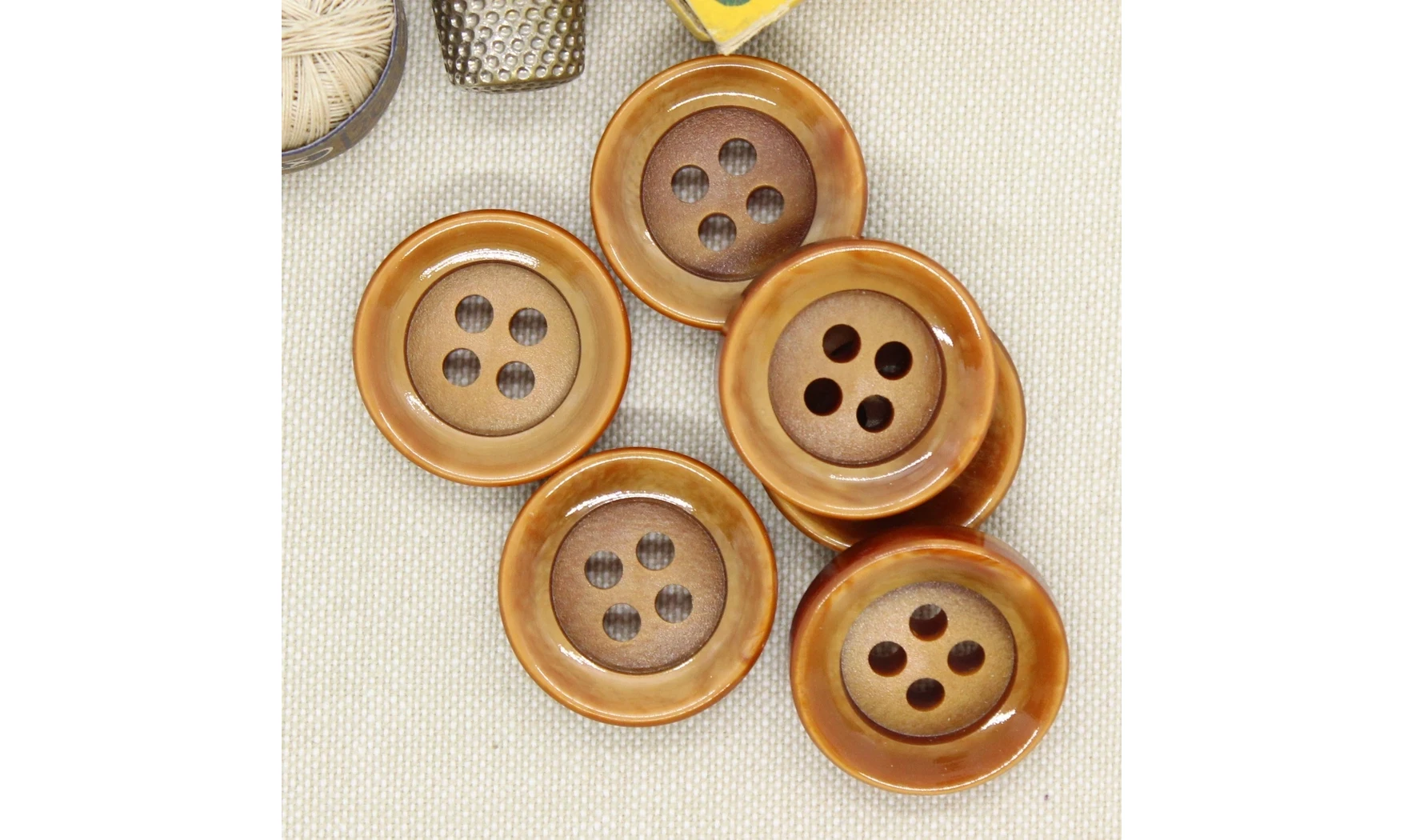 6 boutons / 26,5MM / Brun caramel