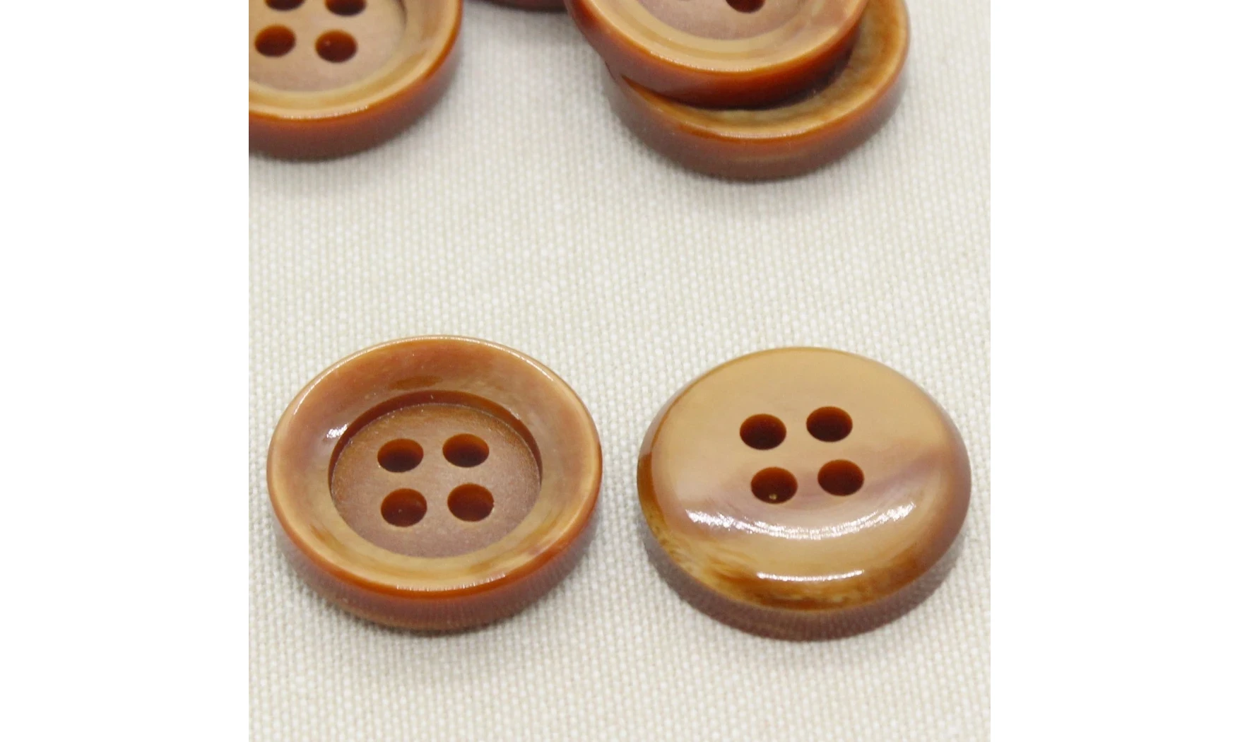 6 boutons / 26,5MM / Brun caramel