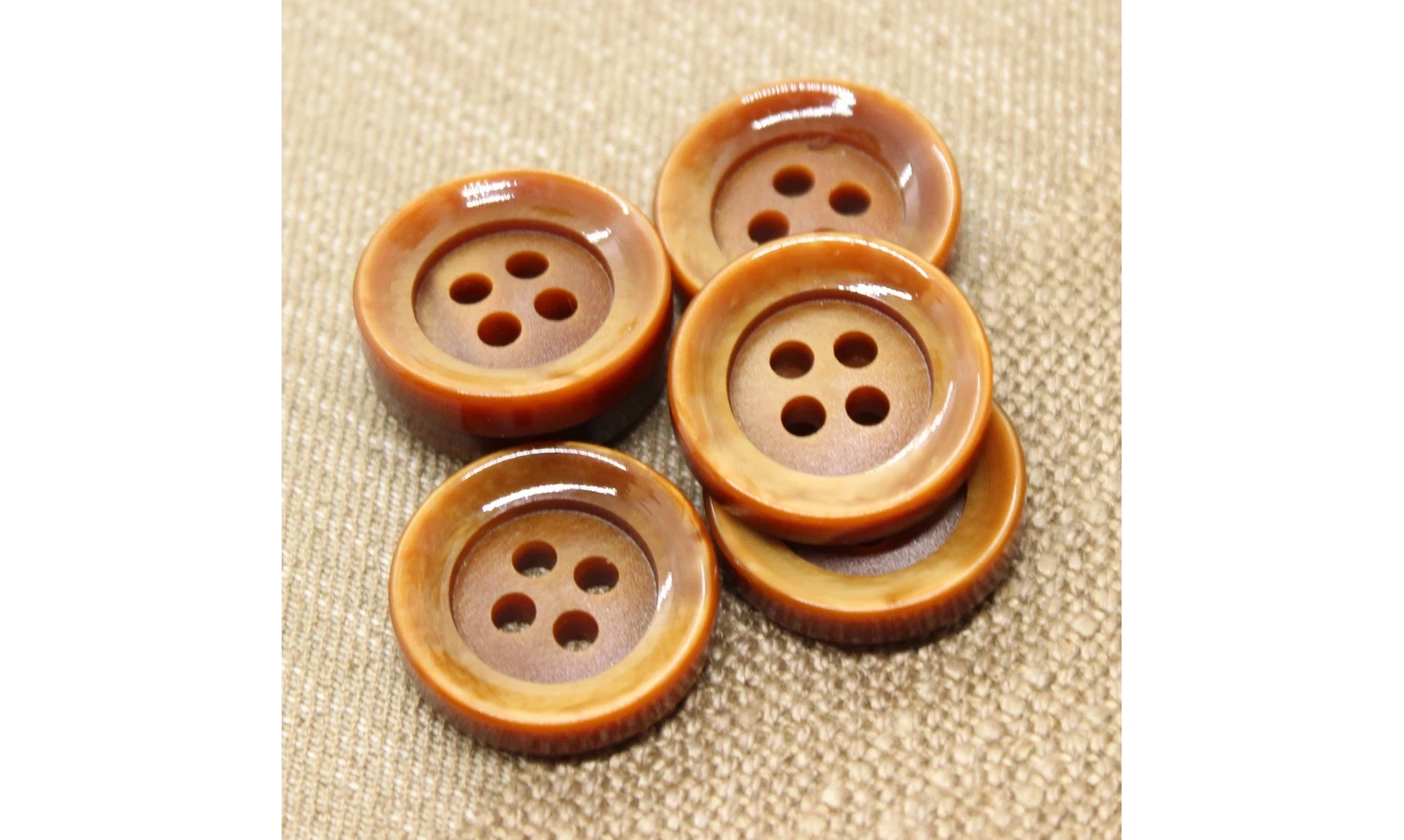 6 boutons / 26,5MM / Brun caramel