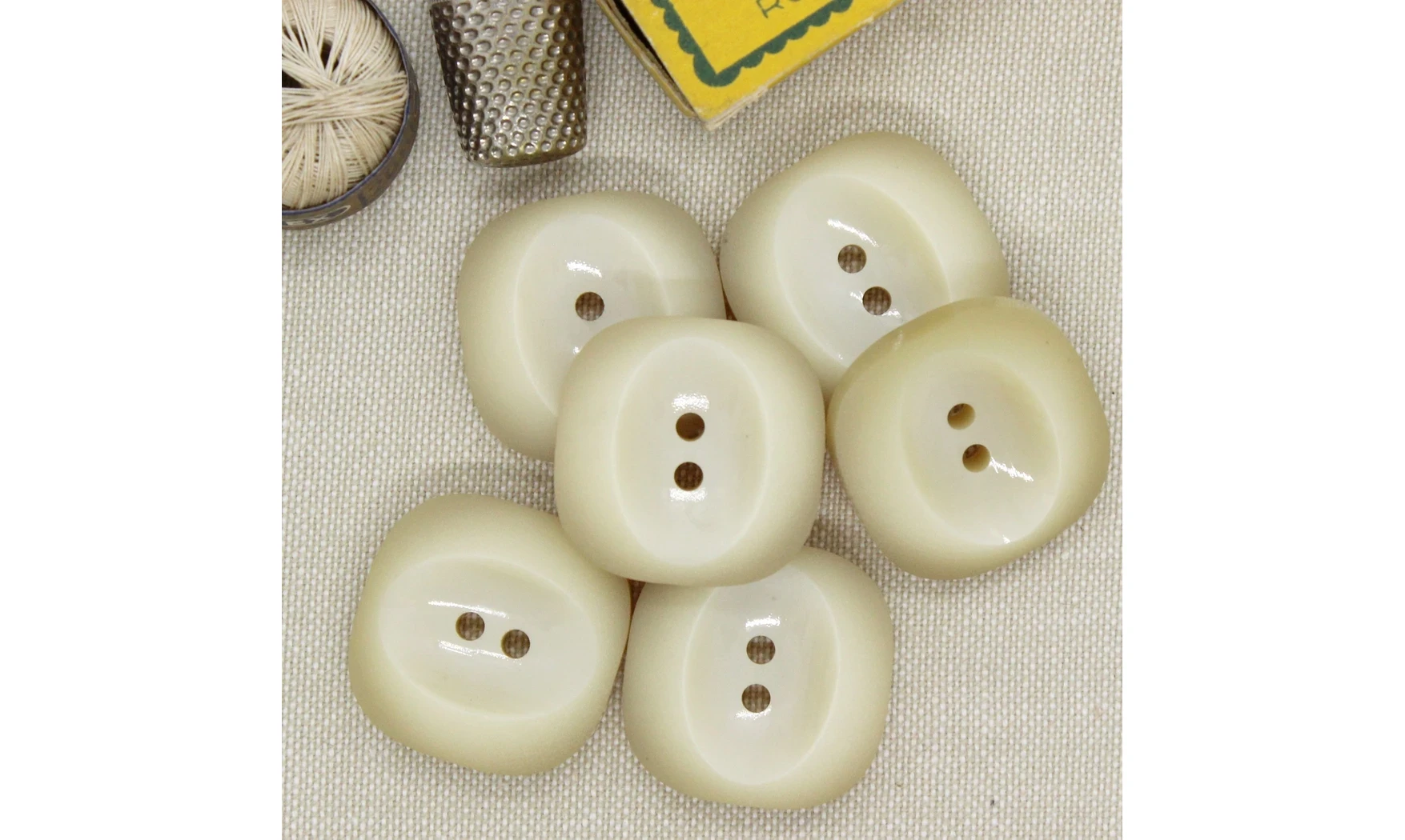 Vintage Button 067B