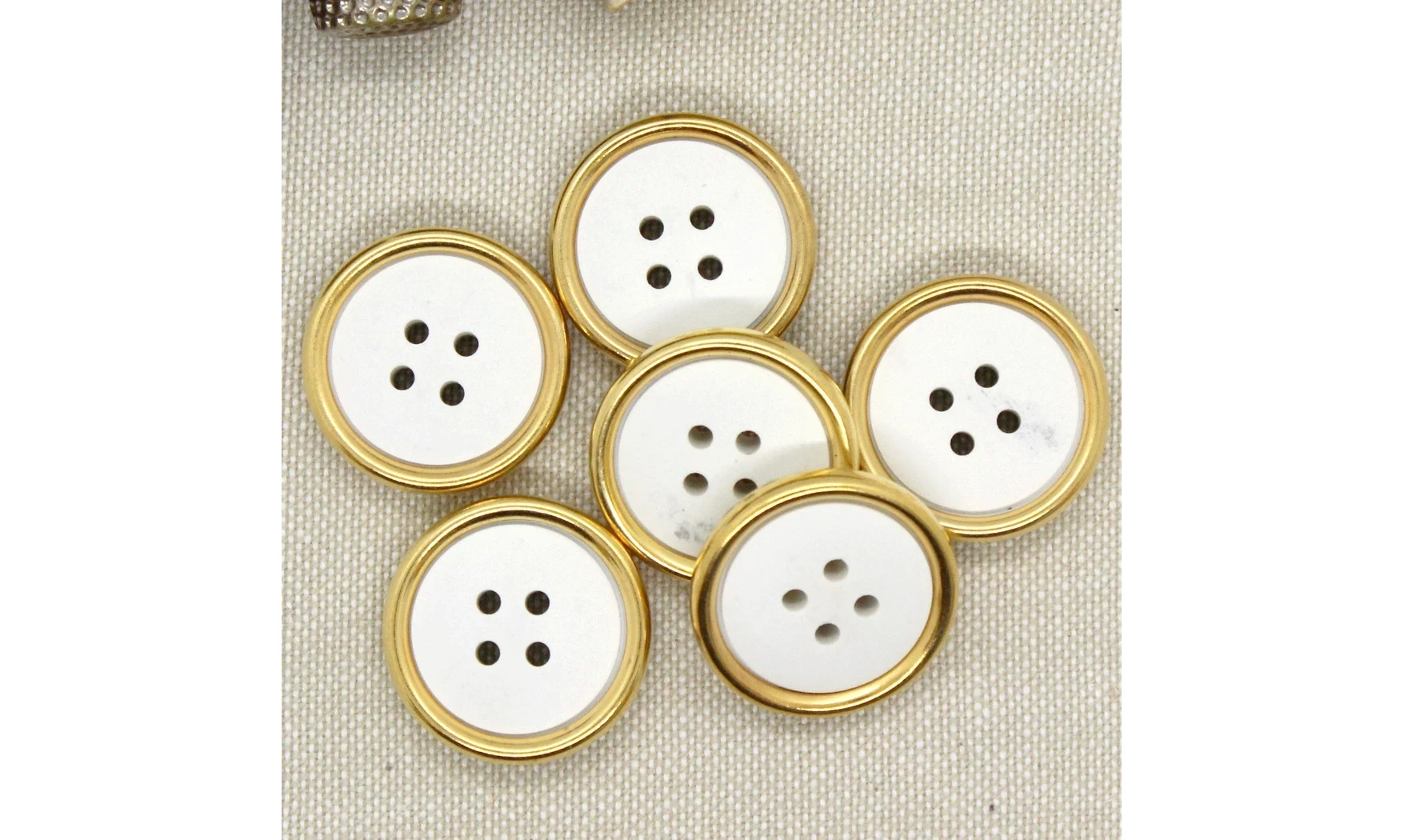 Vintage Button 063B