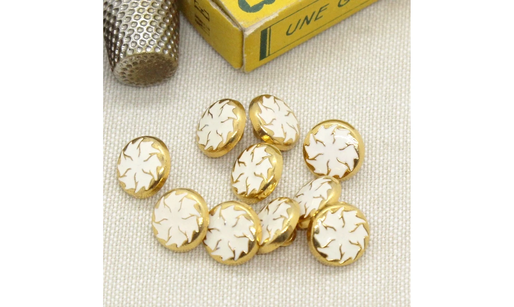 6 Boutons / 12MM / Blanc "Hélice"