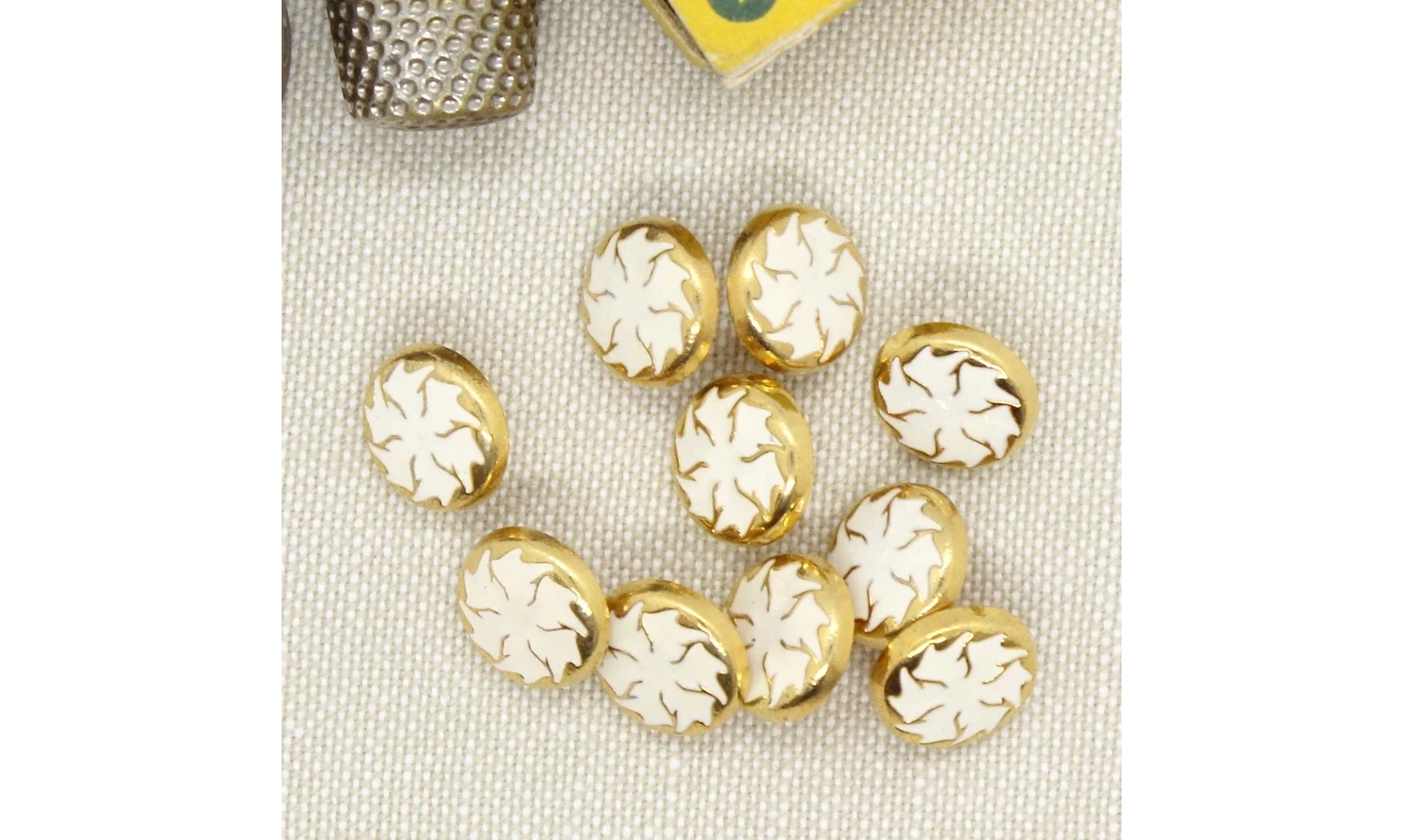 6 Boutons / 12MM / Blanc "Hélice"