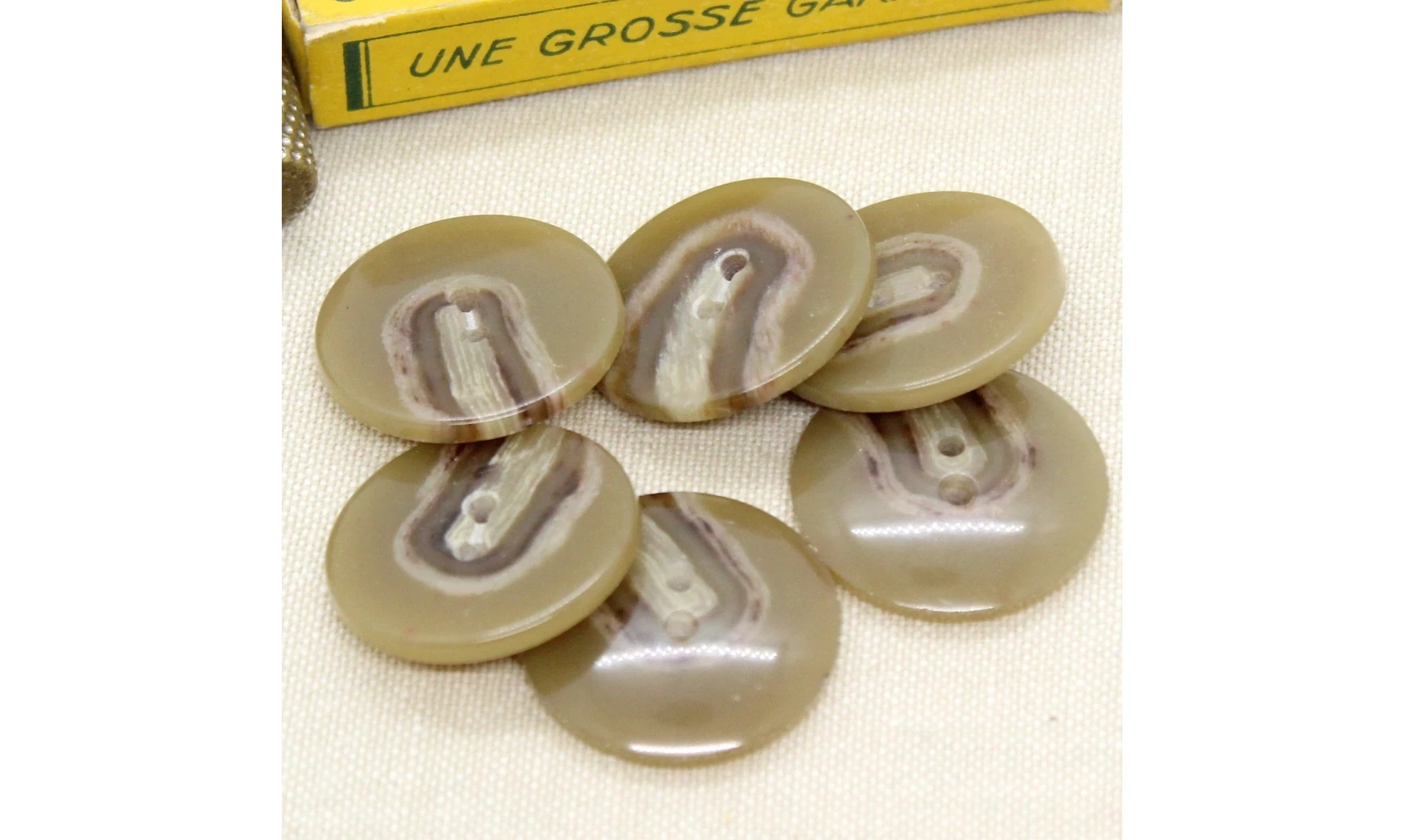 Vintage Button 054B