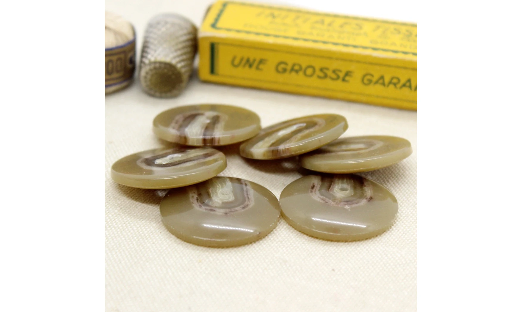 Vintage Button 054B