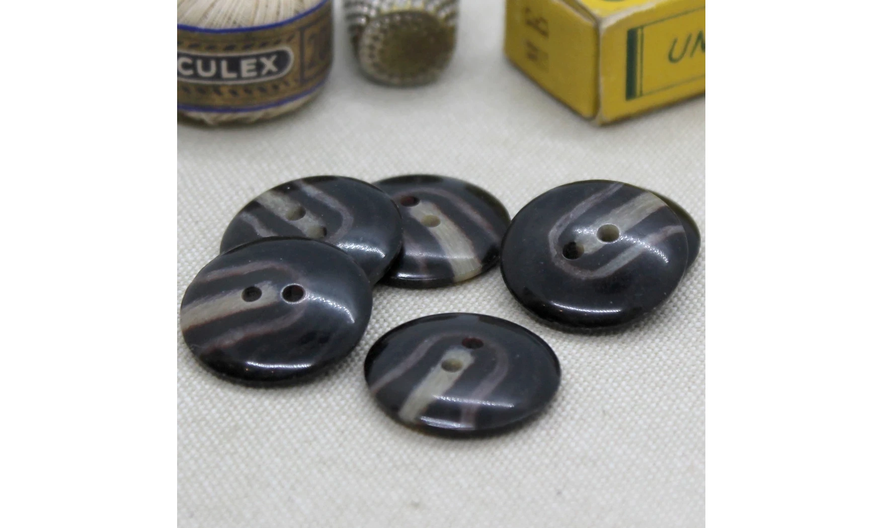 Vintage Button 057B