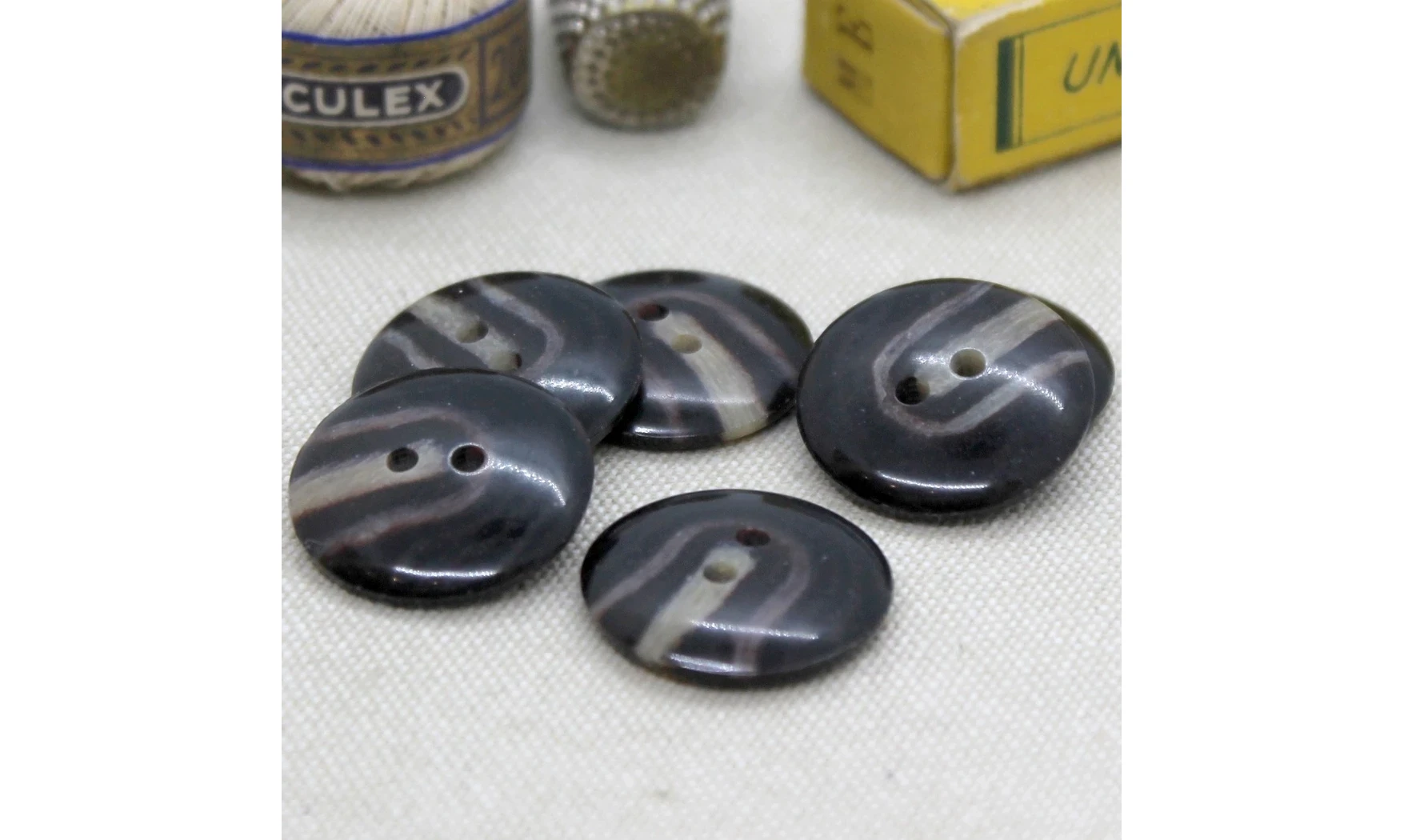 Vintage Button 057B