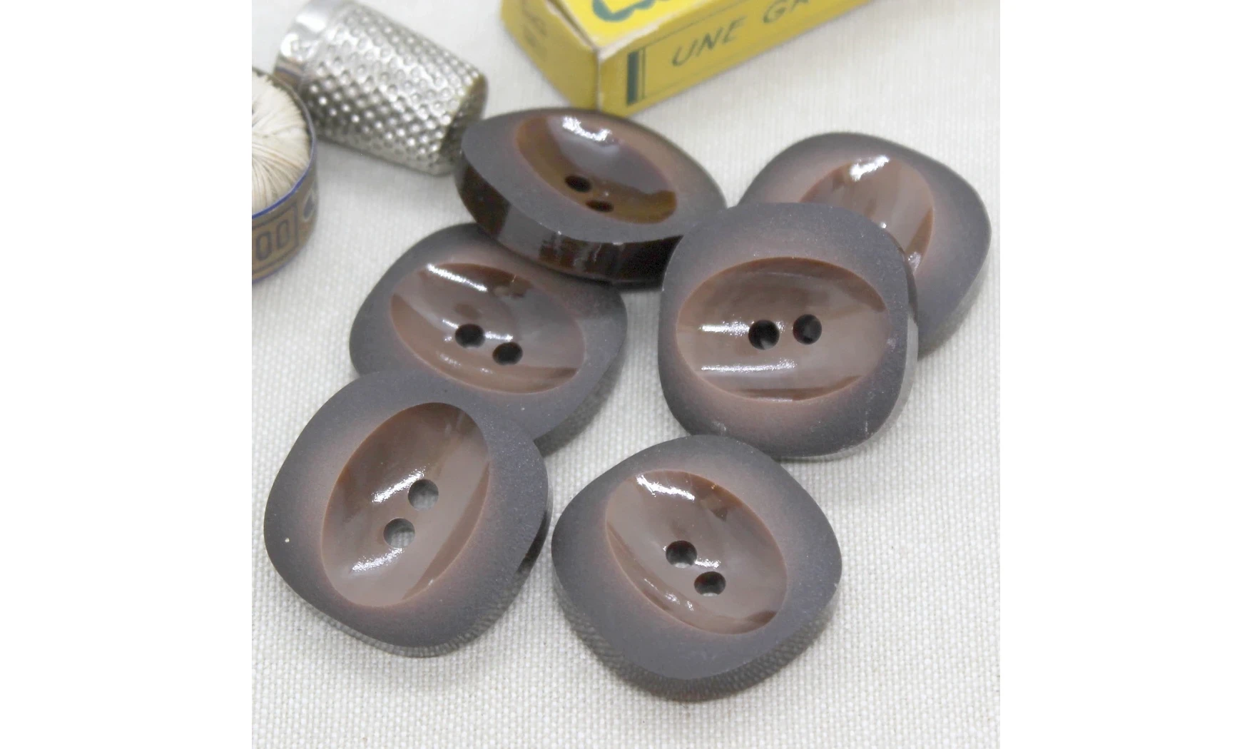 6 boutons / 28MM / Brun