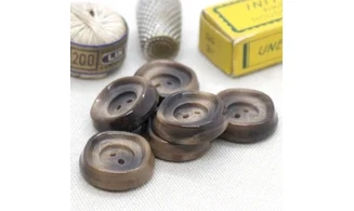 6 boutons / 23MM / Brun