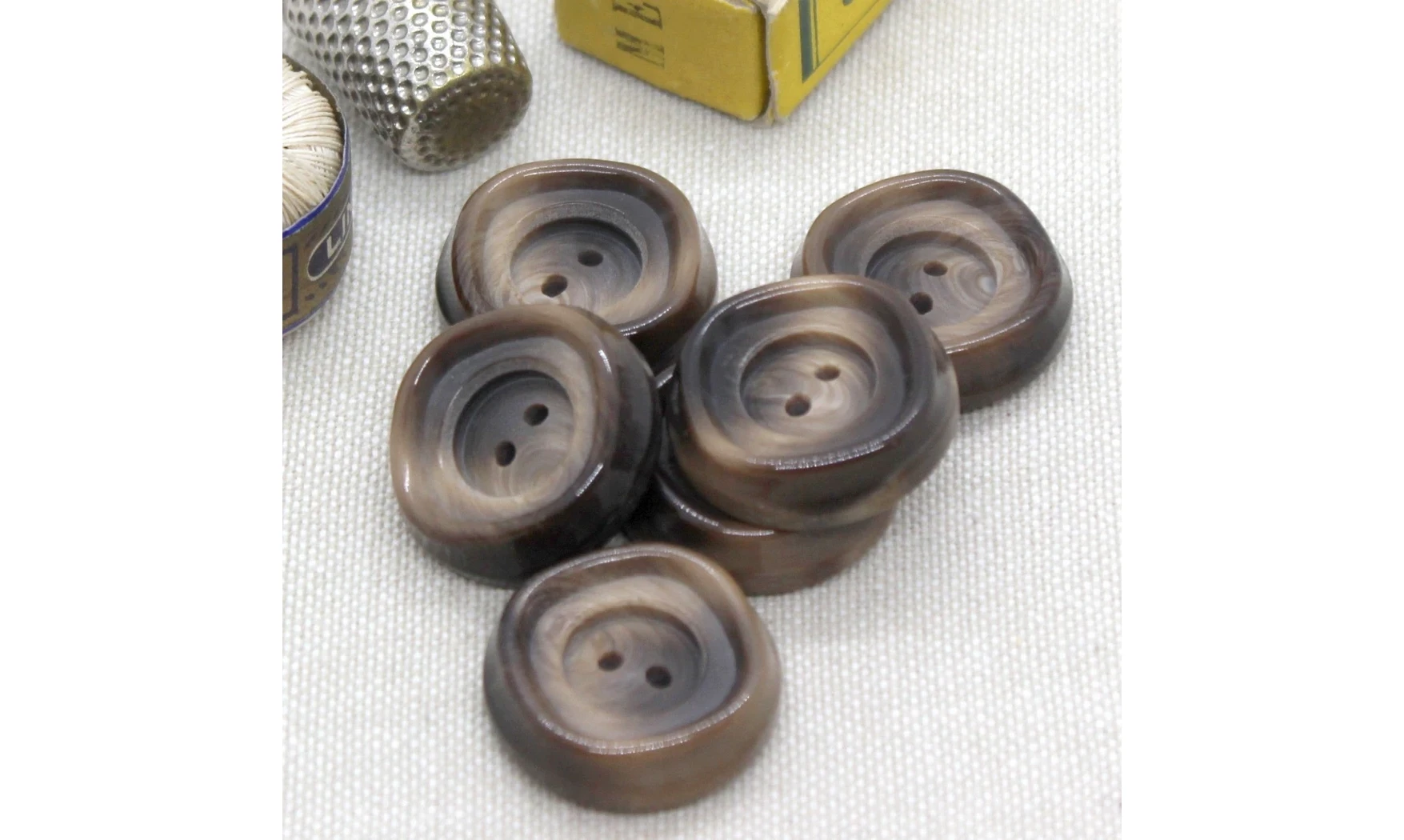 6 boutons / 23MM / Brun