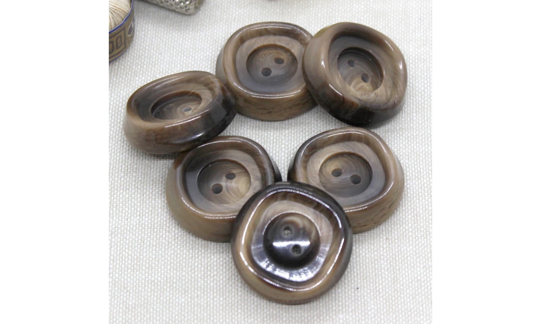 6 boutons / 28MM / Brun