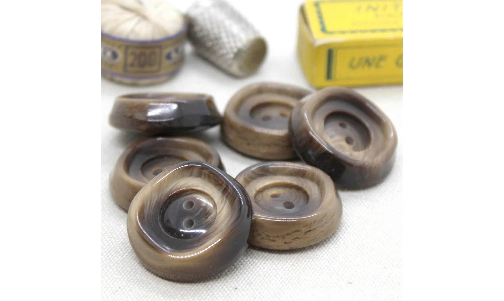 6 boutons / 28MM / Brun