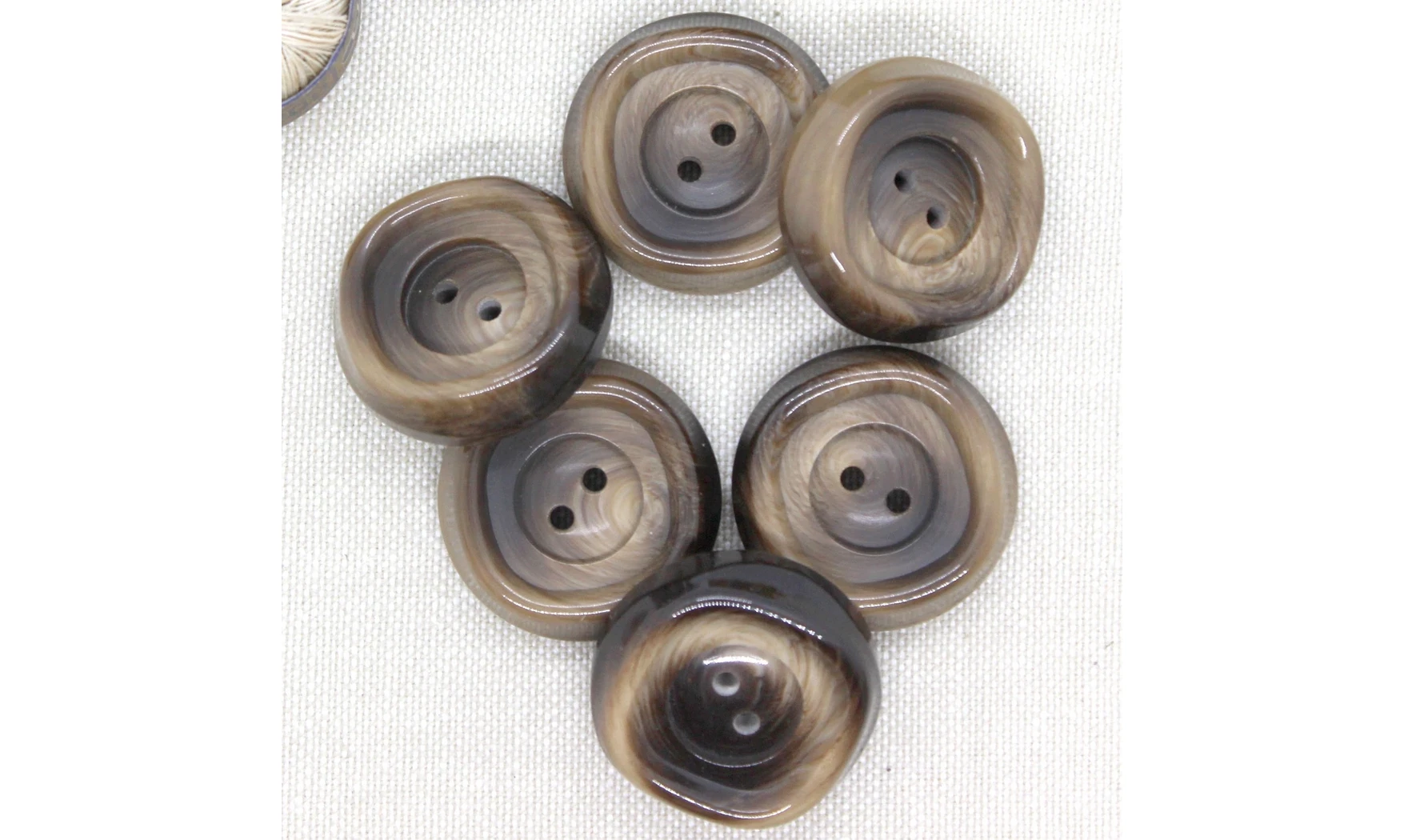 6 boutons / 28MM / Brun