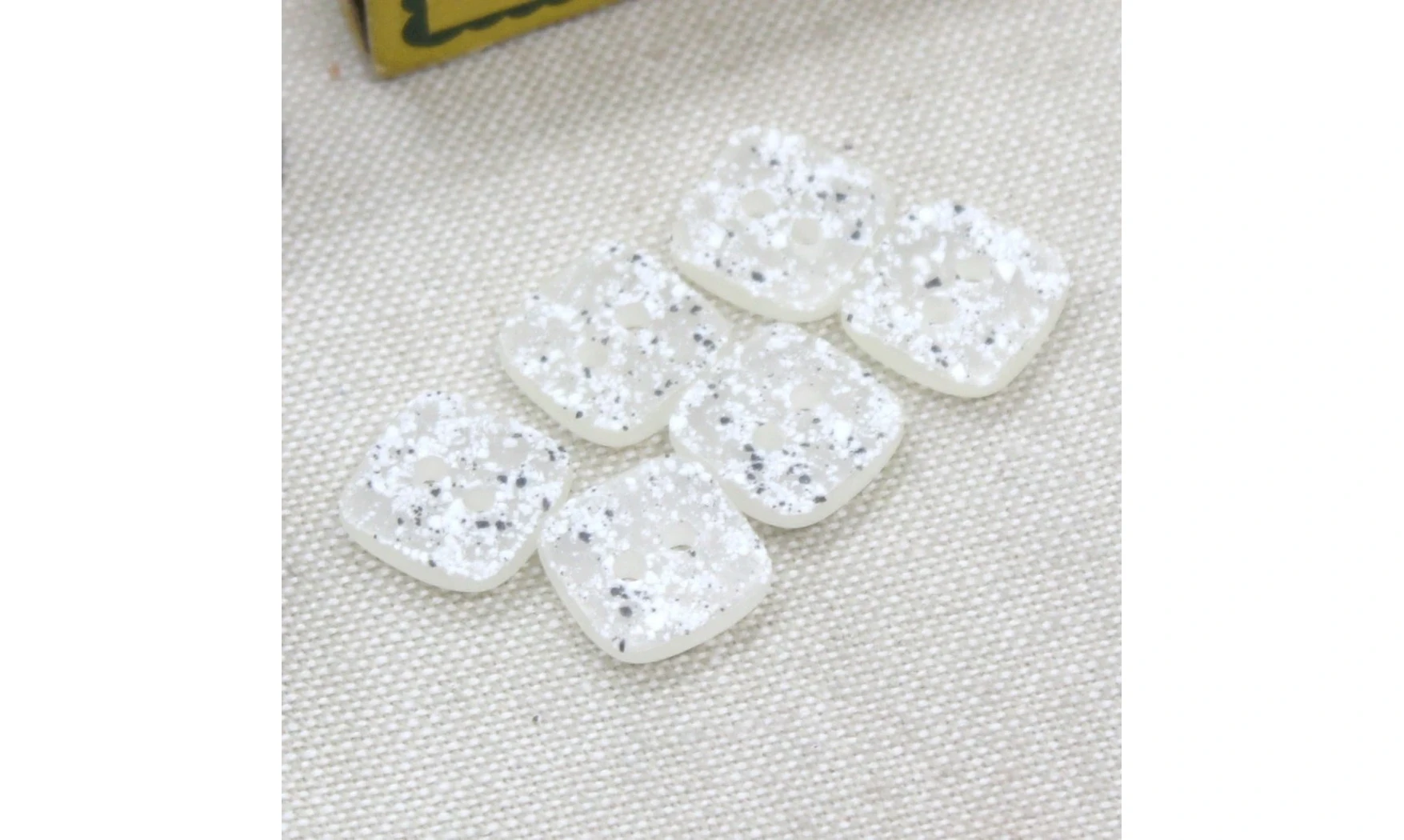 6 boutons / 12MM / Carré moucheté