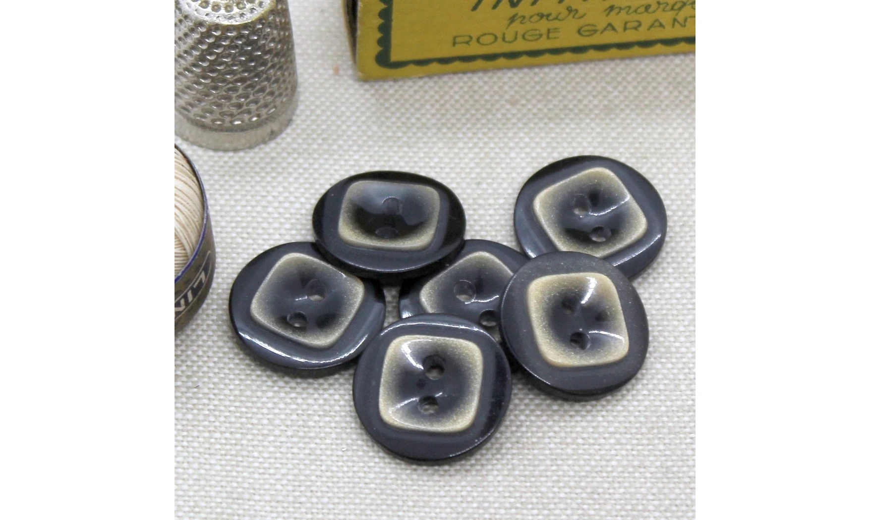 6 boutons / 18MM / Noir et doré