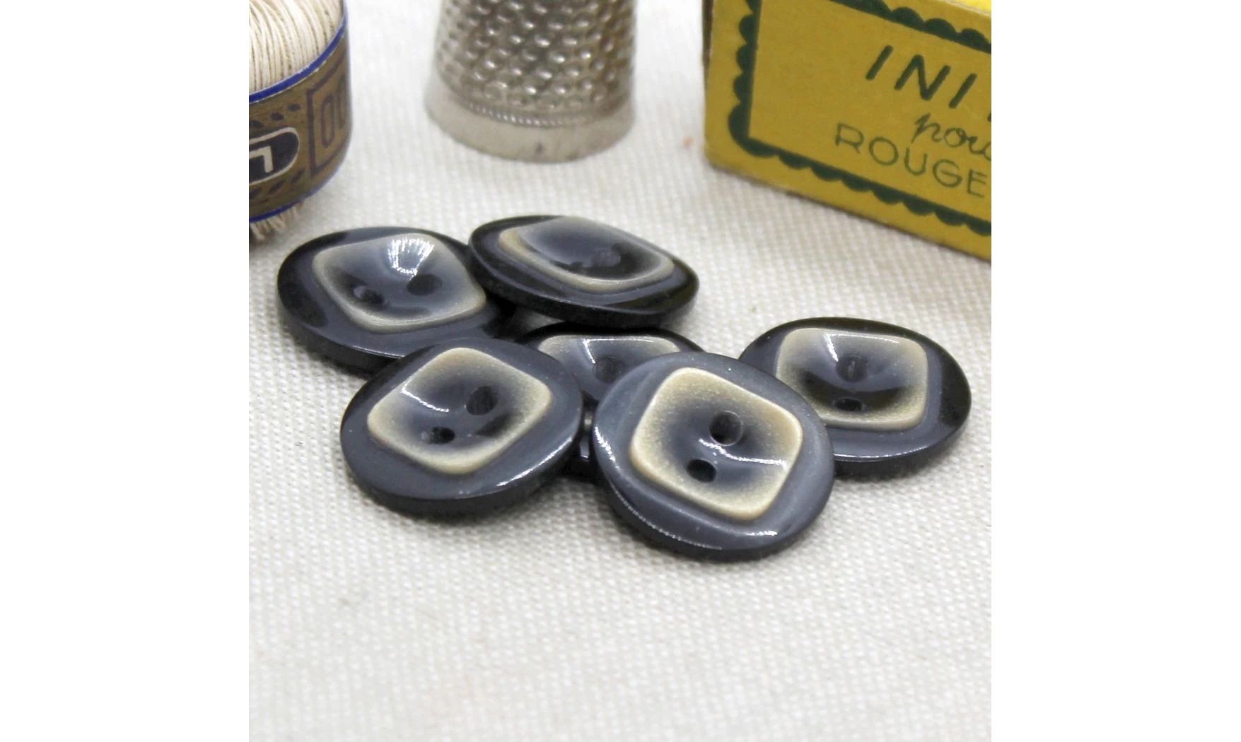 6 boutons / 18MM / Noir et doré