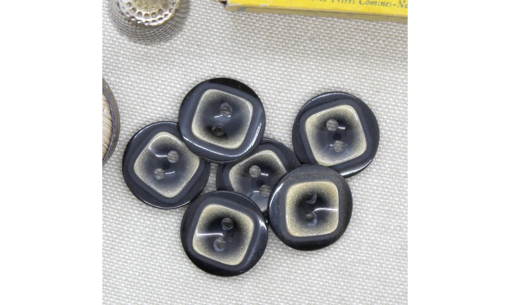 6 boutons / 18MM / Noir et doré