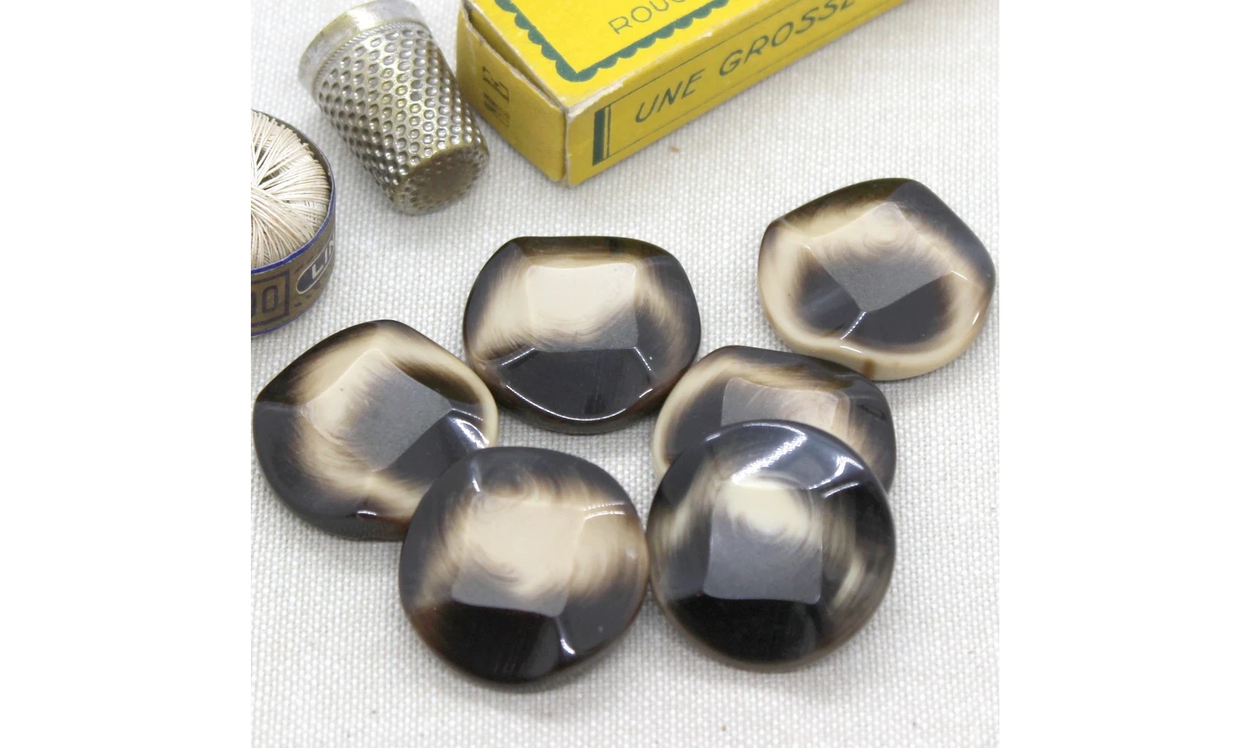 6 boutons / 27MM / Brun