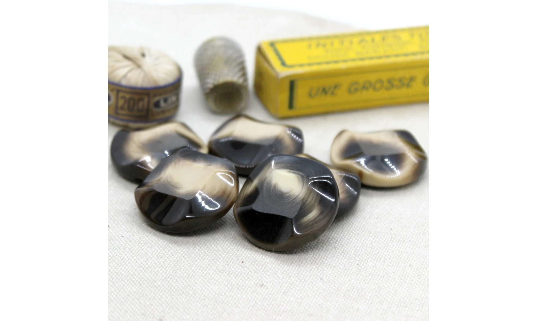 6 boutons / 27MM / Brun