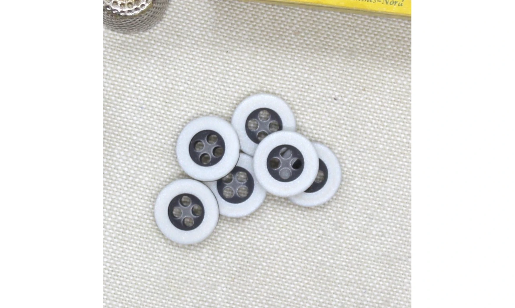 6 boutons / 13MM / Noir et blanc