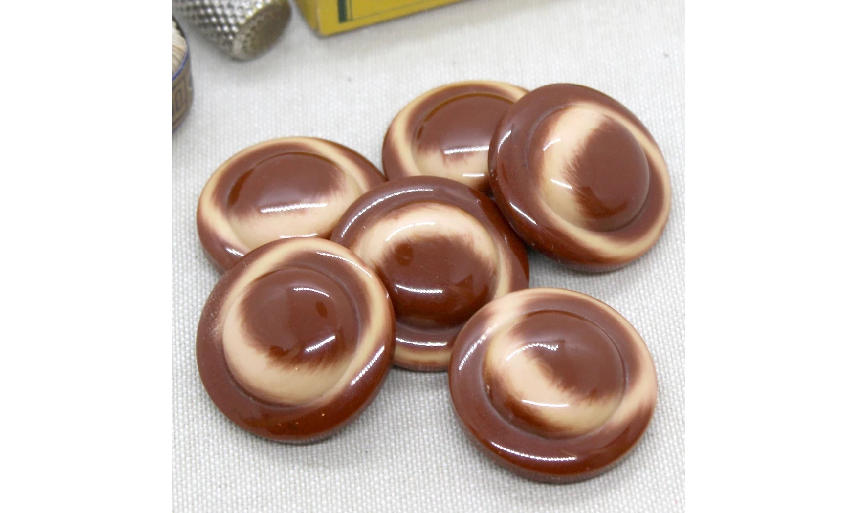 Bouton VINTAGE BRUN / par 6 / 31MM