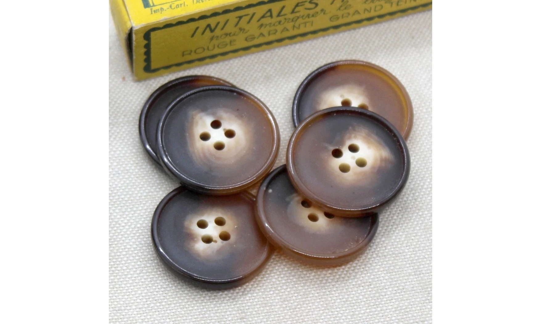 6 boutons / 27MM / Brun
