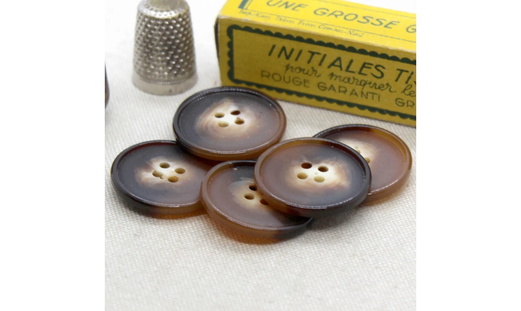 6 boutons / 27MM / Brun