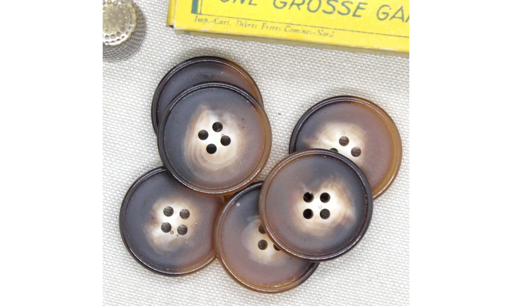 6 boutons / 27MM / Brun
