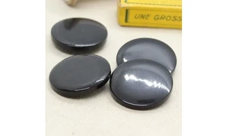 4 boutons / 36MM / Noir brillant