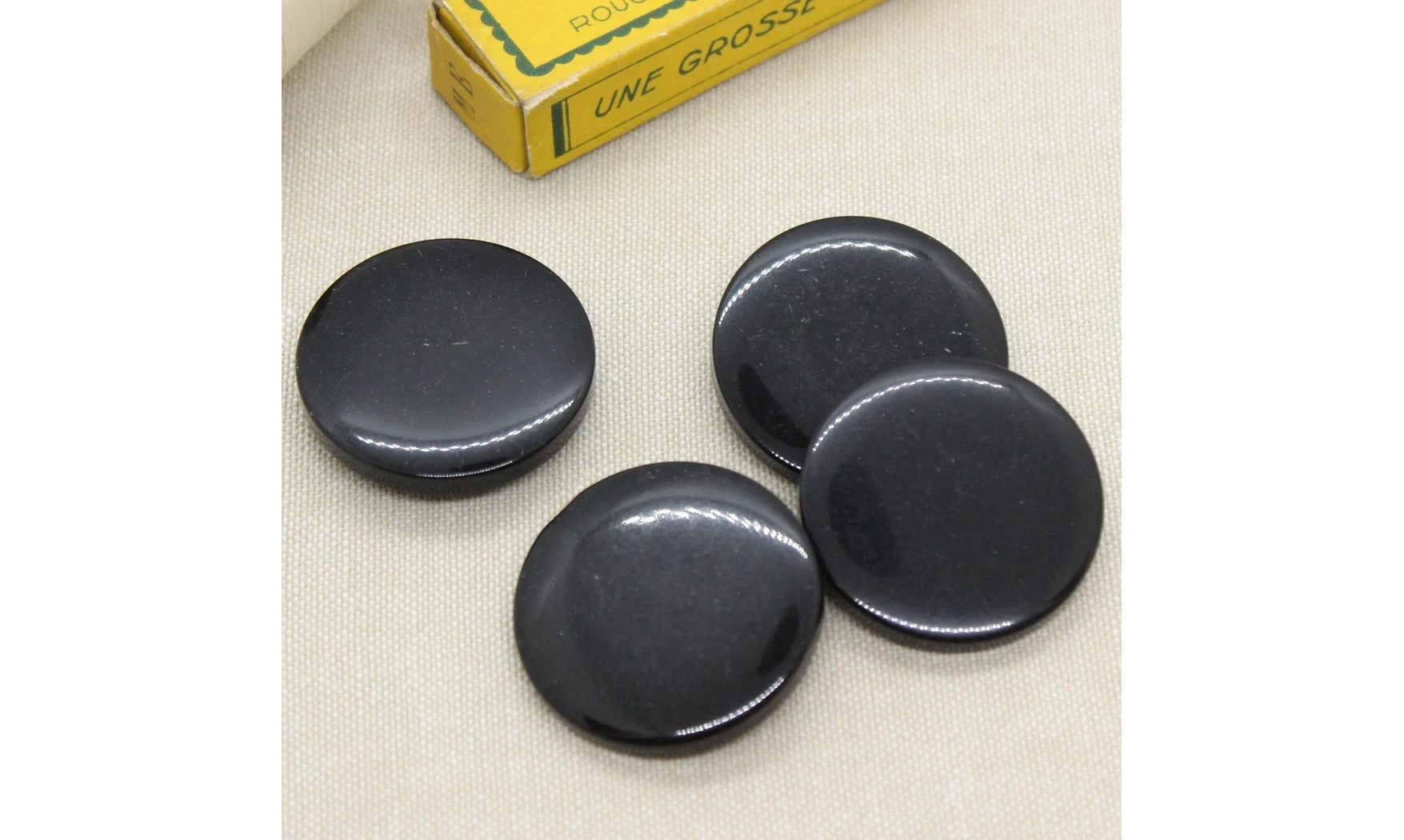 4 boutons / 36MM / Noir brillant