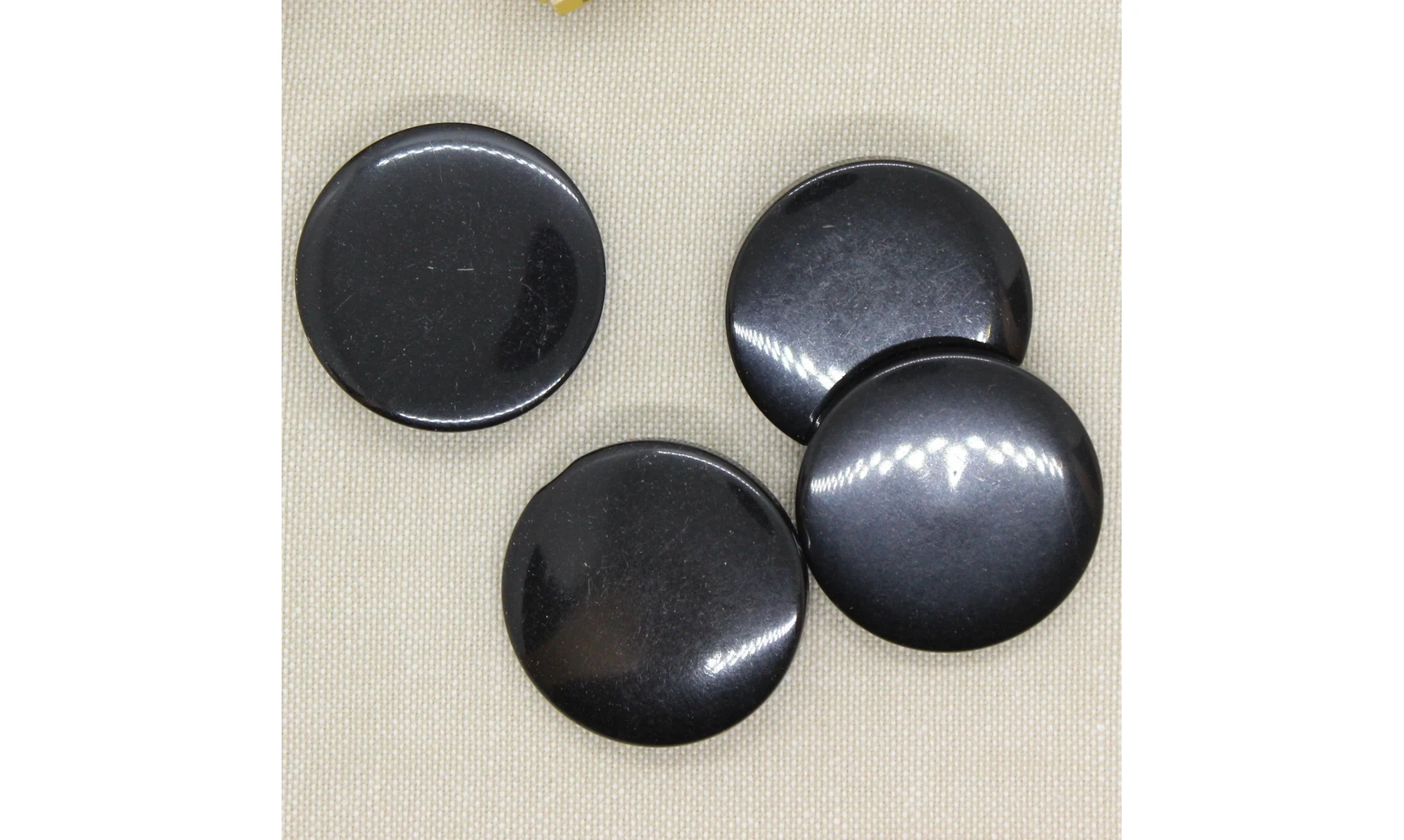 4 boutons / 36MM / Noir brillant