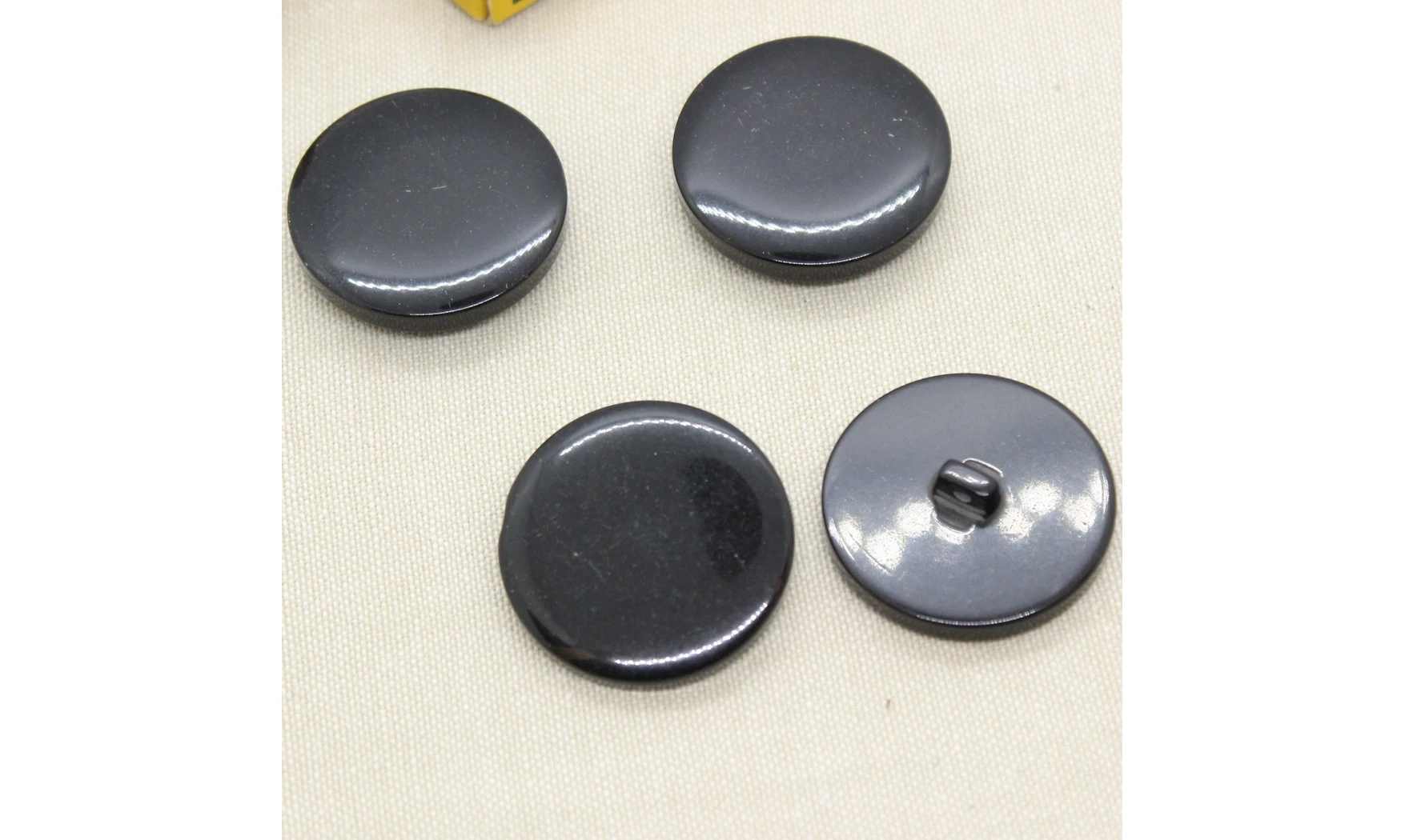 4 boutons / 36MM / Noir brillant