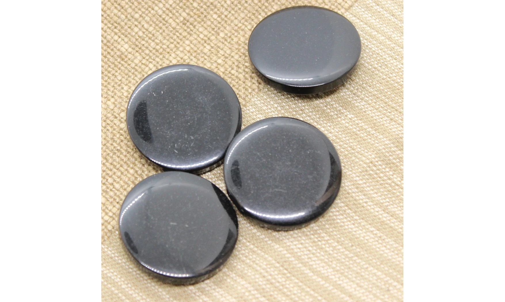 4 boutons / 36MM / Noir brillant