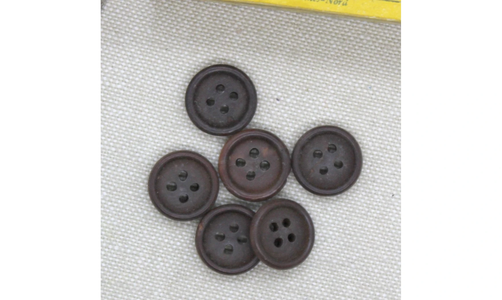 6 boutons / 14MM / Brun