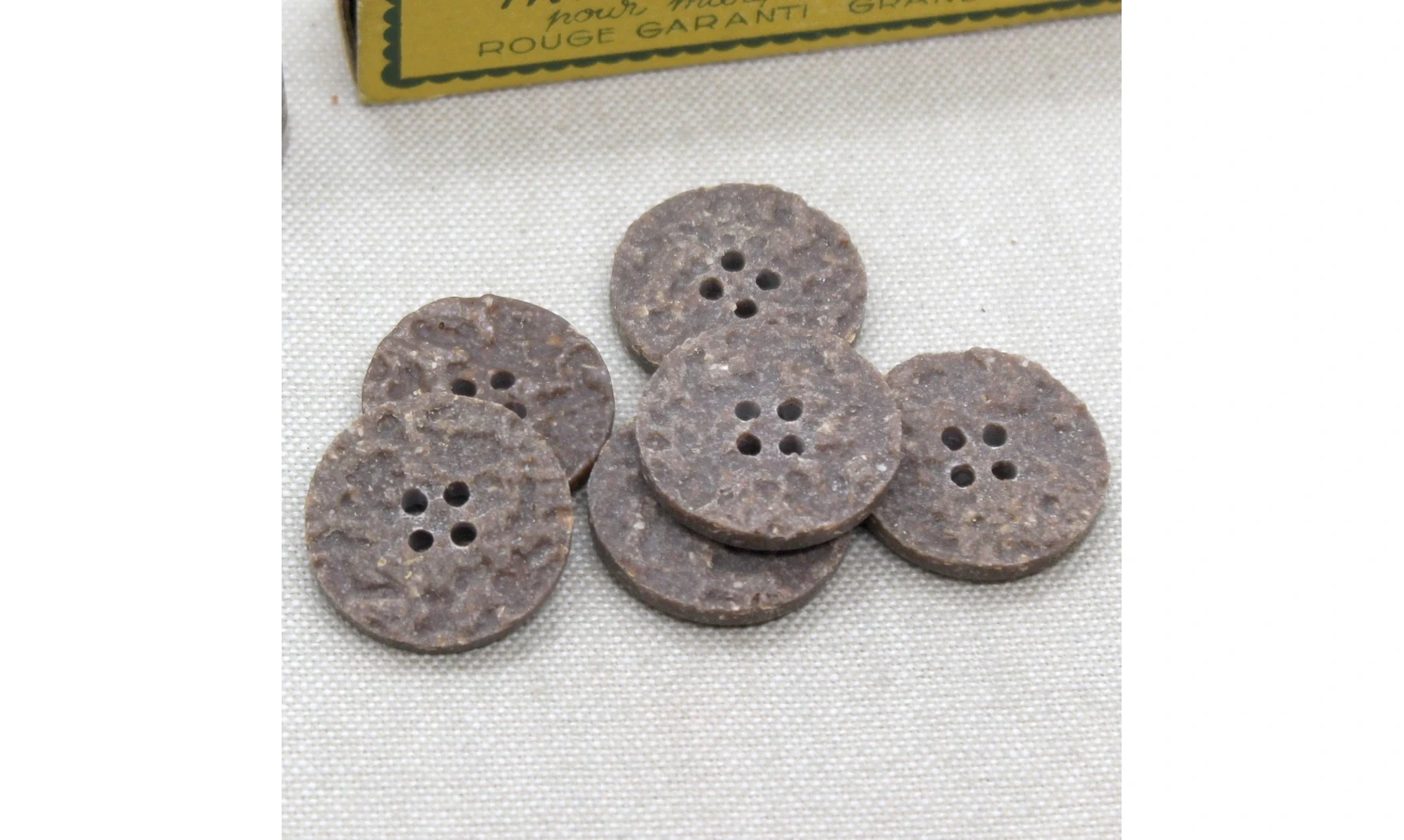 6 boutons / 23MM / Brun