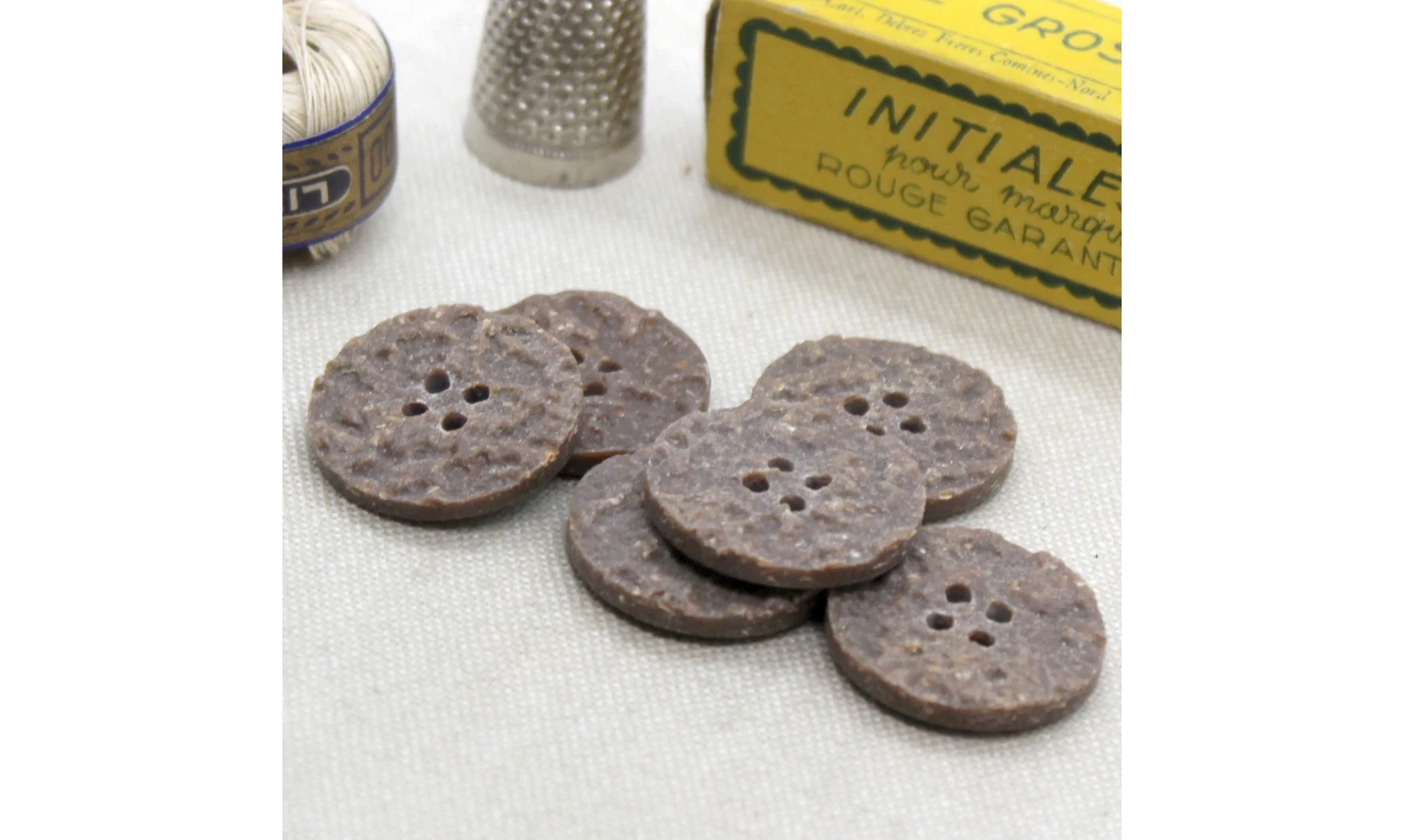 6 boutons / 23MM / Brun