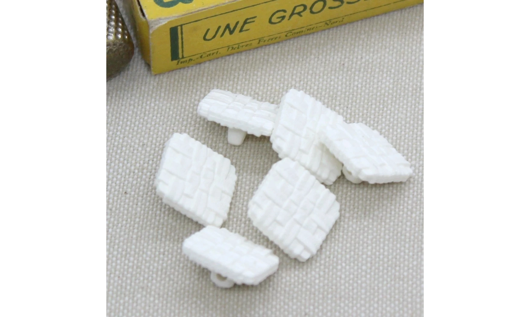 6 boutons / 14MM / Blanc carré "Tressé"