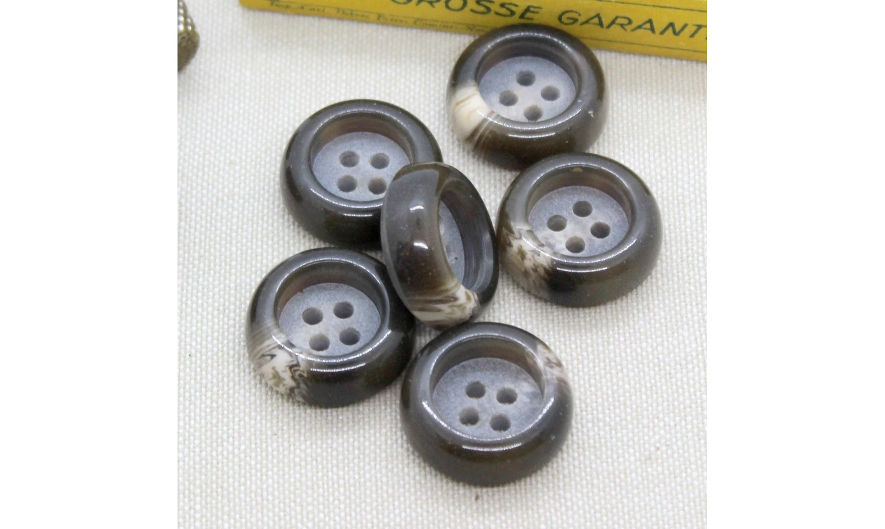 6 boutons / 22,5MM / Brun