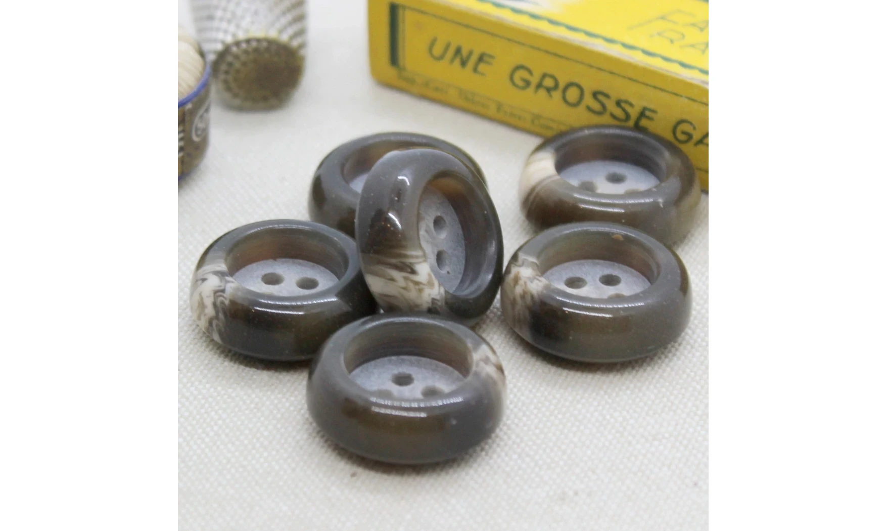 6 boutons / 22,5MM / Brun